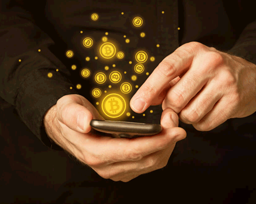 Homem utilizando celular com símbolos do Bitcoin sendo projetados dele